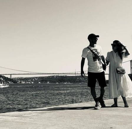 Mehdi Ghayedi with his fiance Setareh Masoumi in the beach.